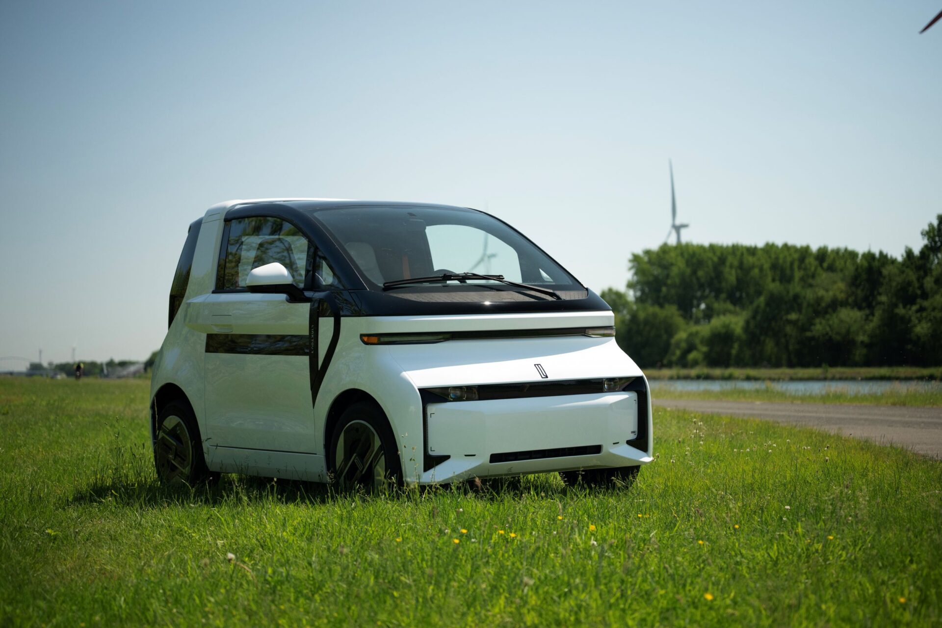 Linktour Alumi wit in het gras